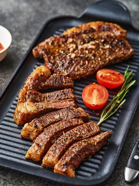 Gegrilde top entrecote of kop rump beef steak op zwart bord Donkere achtergrond Picanha steak