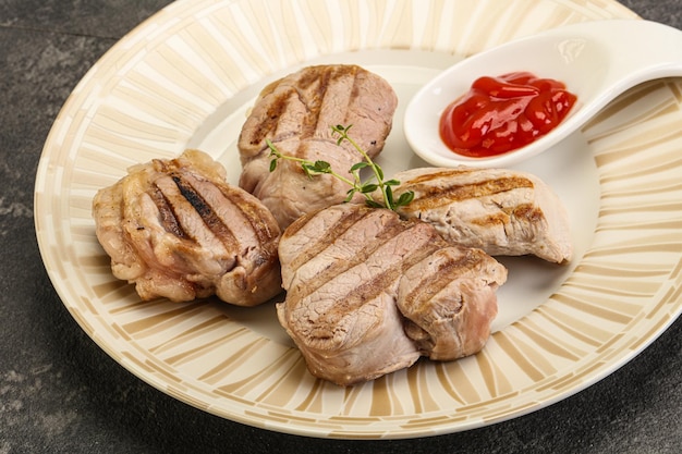 Gegrilde varkenshaas met tomatensaus