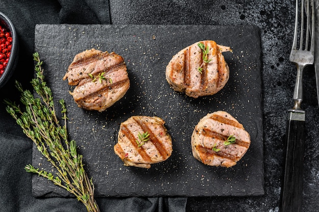 Gegrilde varkenshaas met verse kruiden