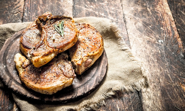 Foto gegrilde varkenslapje vlees met kruiden