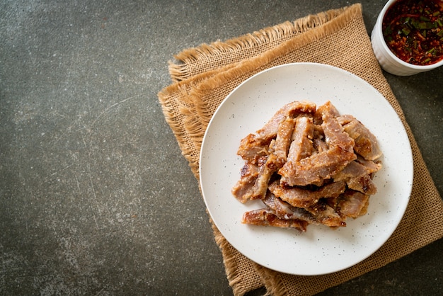 Gegrilde varkensnek met Thaise pikante dipsaus