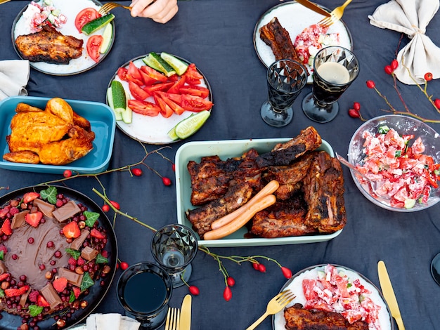 Gegrilde varkensribbetjes en salade met tabel