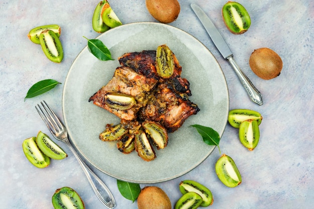 Gegrilde varkensribbetjes geserveerd op bord