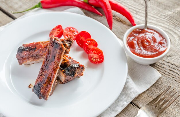 Gegrilde varkensribbetjes in barbecuesaus