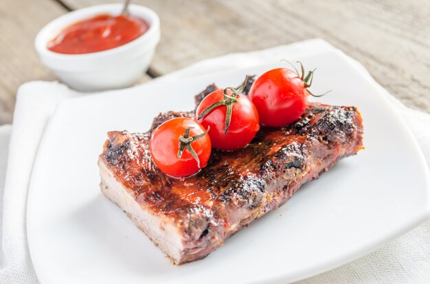 Gegrilde varkensribbetjes in barbecuesaus