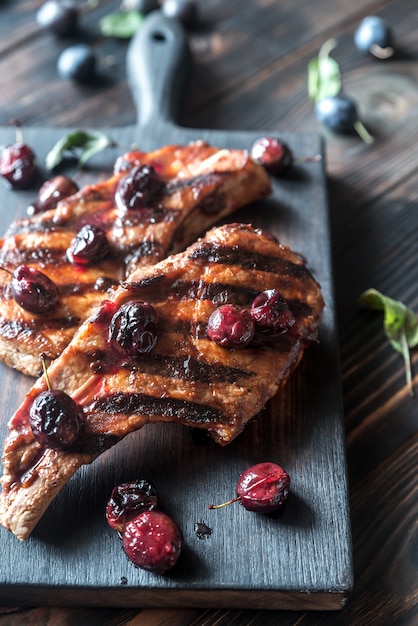 Gegrilde varkensribbetjes met pruimensaus