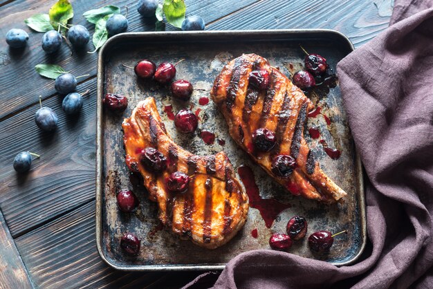 Gegrilde varkensribbetjes met pruimensaus