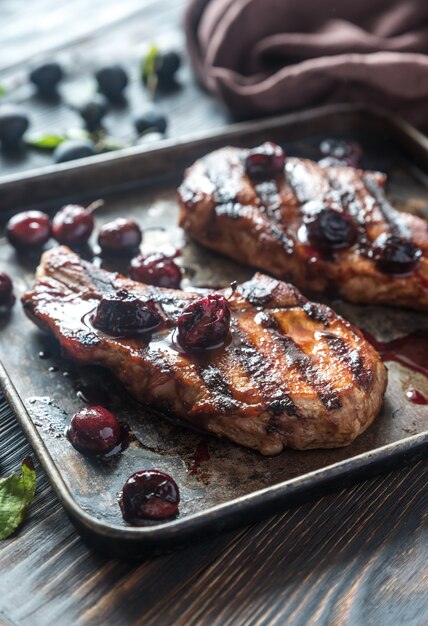 Gegrilde varkensribbetjes met pruimensaus