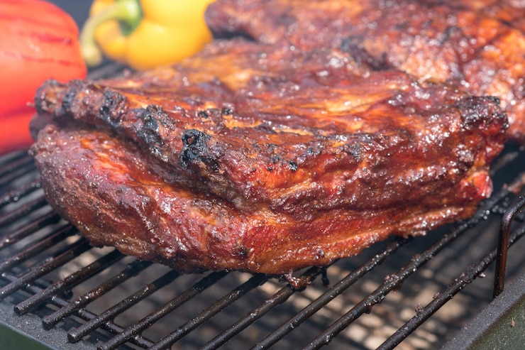 Foto gegrilde varkensribbetjes op de grill.