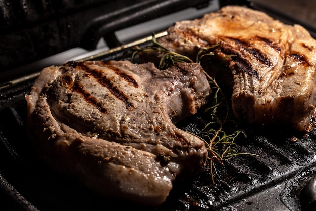 Foto gegrilde varkenssteaks op de grill restaurantmenu dieet kookboek recept
