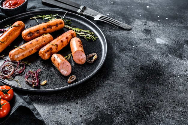 Gegrilde varkensworstjes met ui, knoflook en rozemarijn