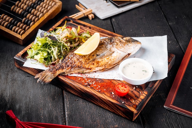 Gegrilde vis met salade citroen en saus