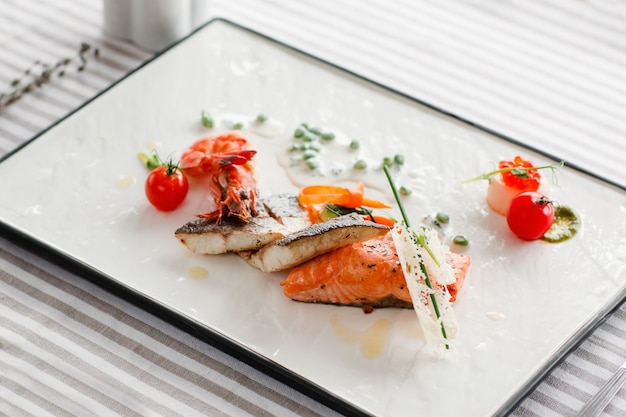 Gegrilde visfilet en garnalen met groenten