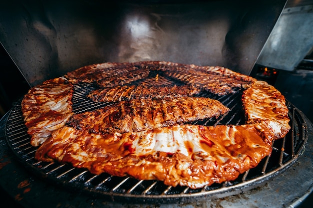 Gegrilde vleesspiesjes op barbecuegrill