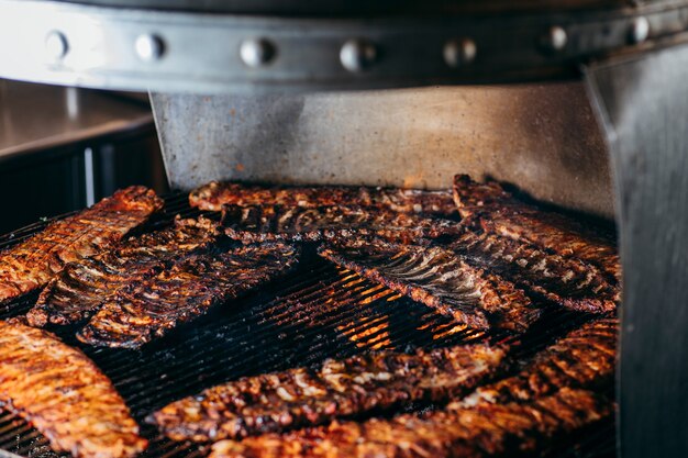 Gegrilde vleesspiesjes op barbecuegrill