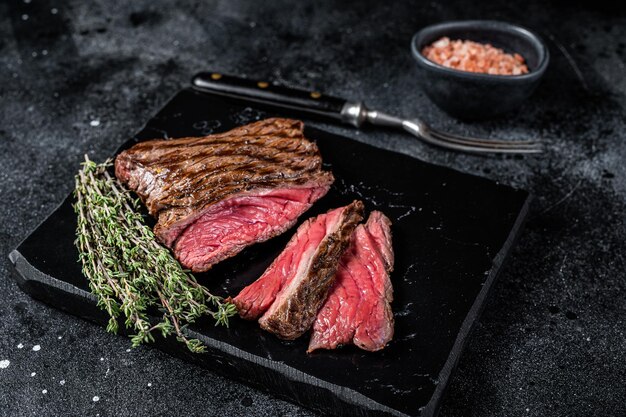 Gegrilde wild hertenbiefstuk met tijm en zout wildvlees zwarte achtergrond bovenaanzicht