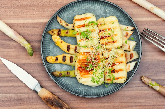 Gegrilde witte asperges met halloumi kaas