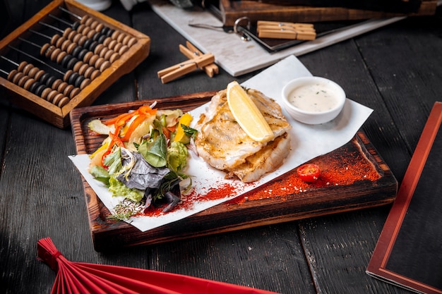 Gegrilde witte visfilet, citroengroenten en saus