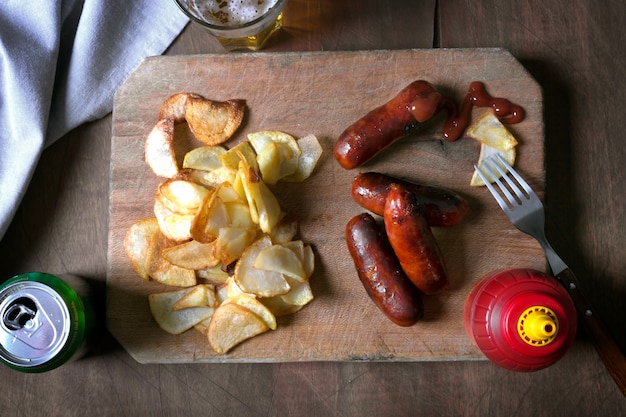 Gegrilde worstjes bereid op de grill