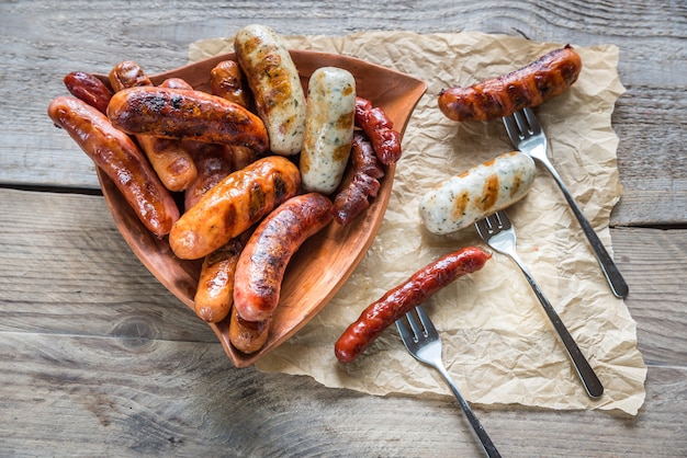 Gegrilde worstjes op een houten tafel