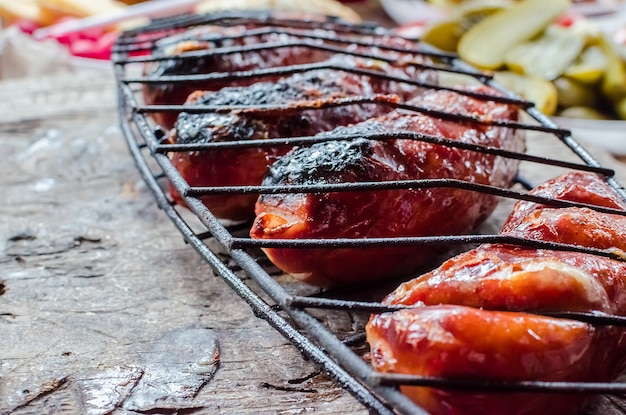 Gegrilde worstjes op houten tafel