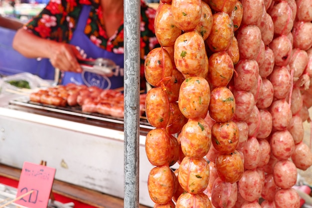 Gegrilde worstjes op straat eten