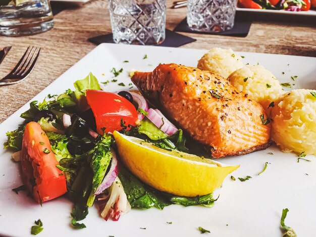 Foto gegrilde zalm aardappelpuree en salade voor de lunch