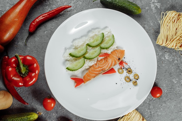 Foto gegrilde zalm en groenten op de witte plaat