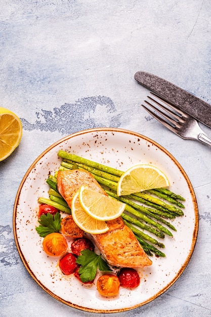 Gegrilde zalm met asperges en tomaten