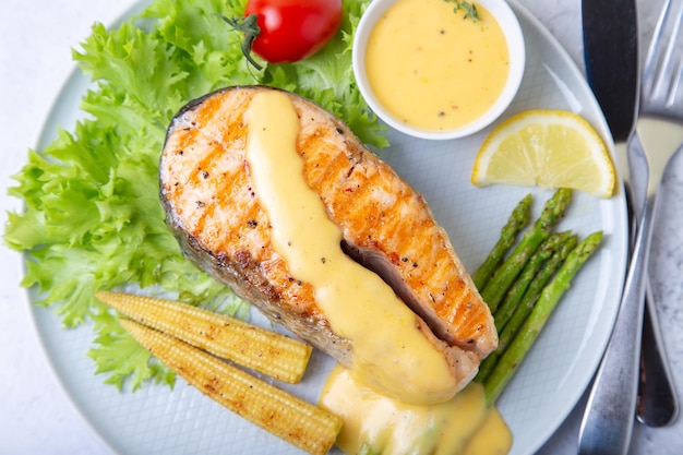 Gegrilde zalm met asperges mais mini en hollandaise saus Close-up