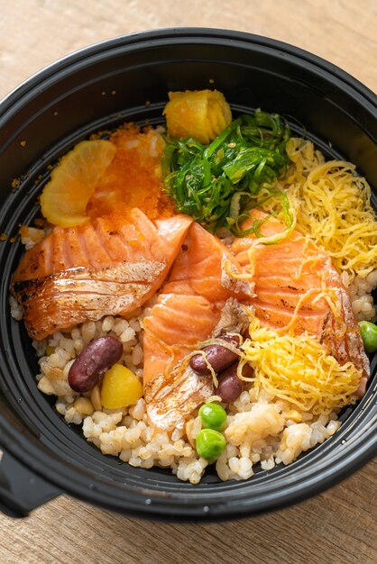 gegrilde zalm met bruine rijst donburi - Japans eten