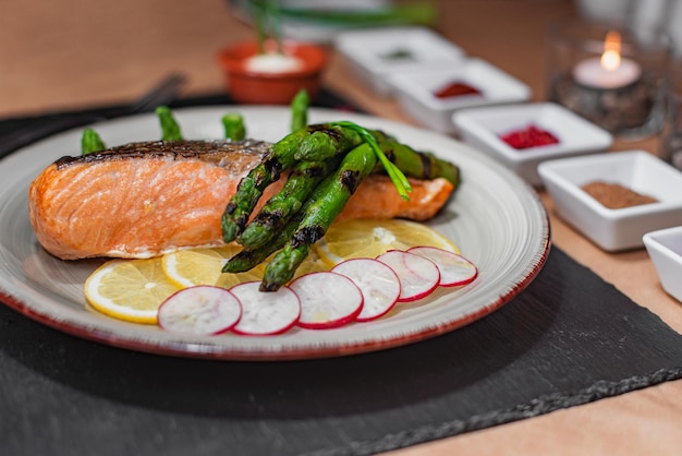 Gegrilde zalm met groene asperges