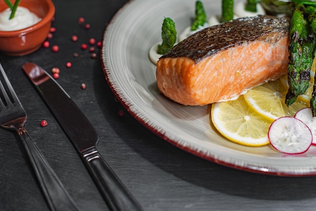 Gegrilde zalm met groene asperges