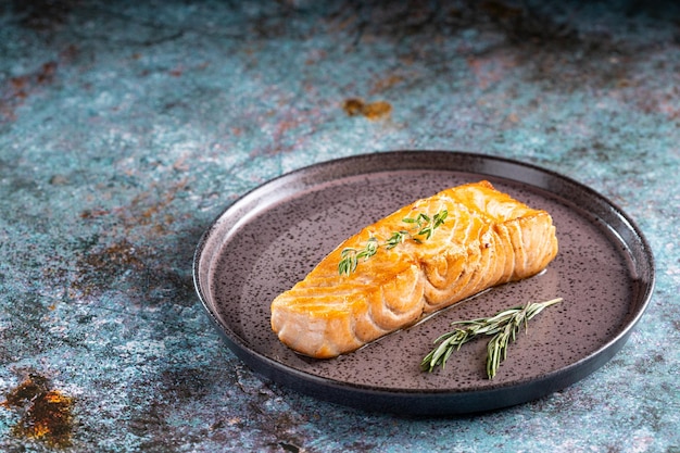 Gegrilde zalm met kruiden op de plaat