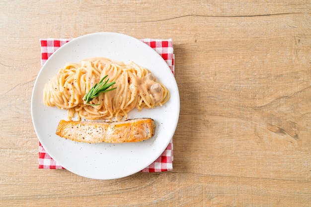 Foto gegrilde zalm met spaghetti romige tomatensaus