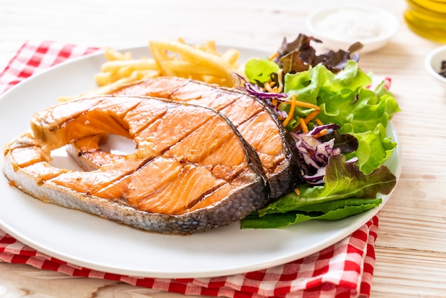 gegrilde zalm steak filet met frietjes