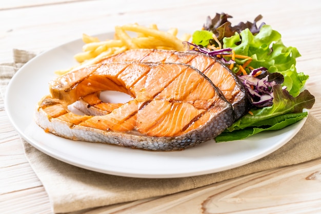 gegrilde zalm steak filet met frietjes