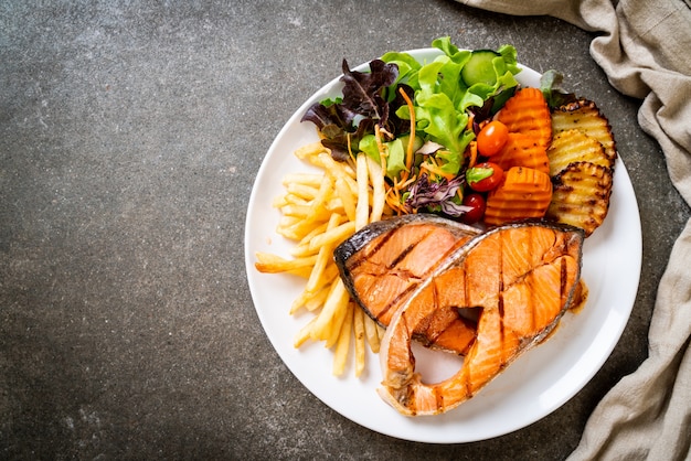 gegrilde zalm steak filet met groente en frietjes