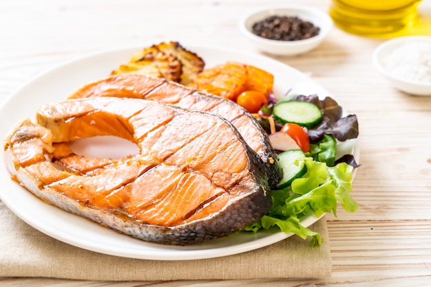 gegrilde zalm steak filet met groente