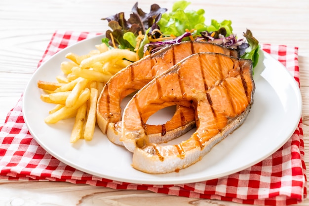 gegrilde zalm steak filet met patat