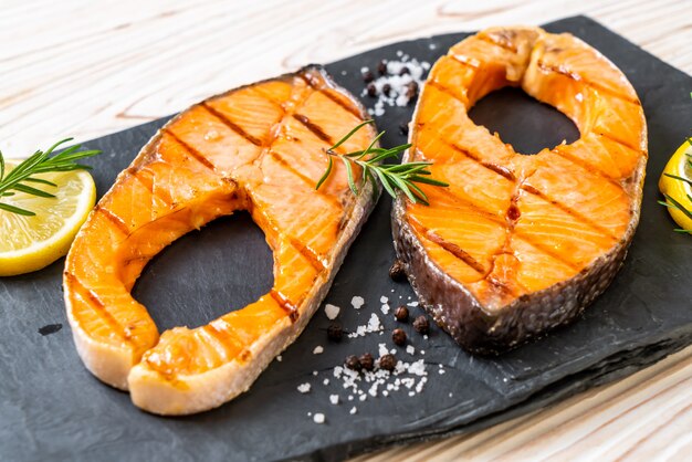 Gegrilde zalm steak filet