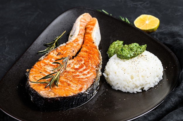 Gegrilde zalm steak gegarneerd met rijst en spinazie. Bovenaanzicht