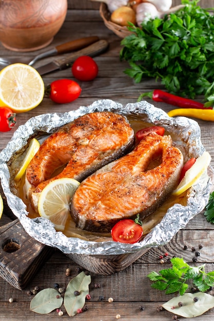 Gegrilde zalm steak Gezonde voeding eten keto dieet Mediterrane keuken Ovengebakken warm diner close-up