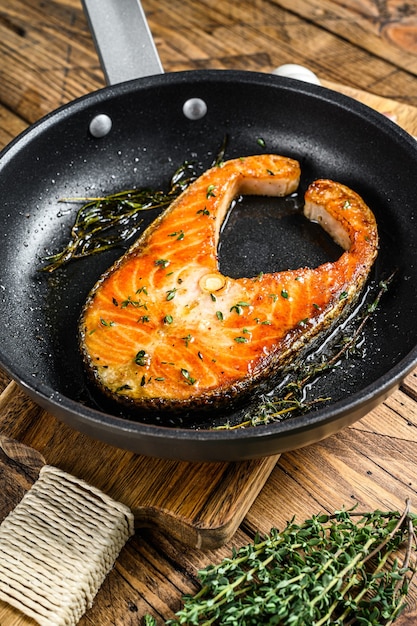 Gegrilde zalm steak in een pan