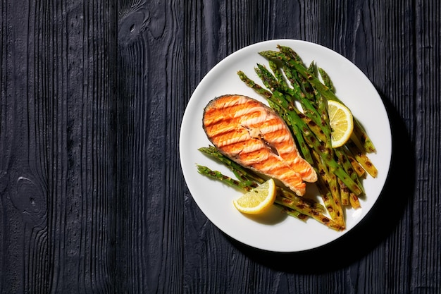 Gegrilde zalm steak met asperges en citroen