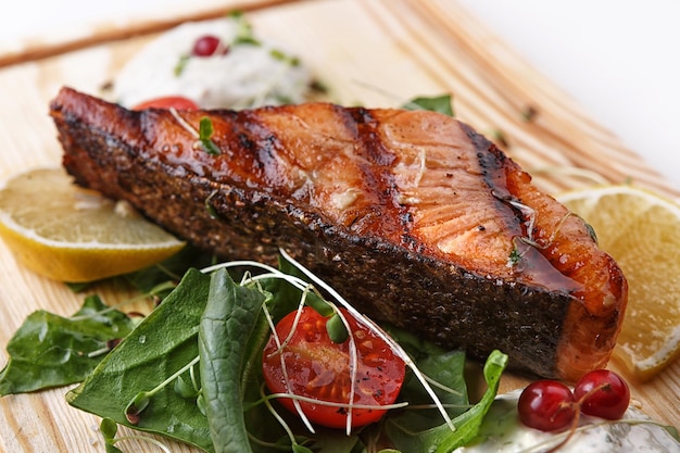 Gegrilde zalm steak met citroen en tomaten ondiepe scherptediepte