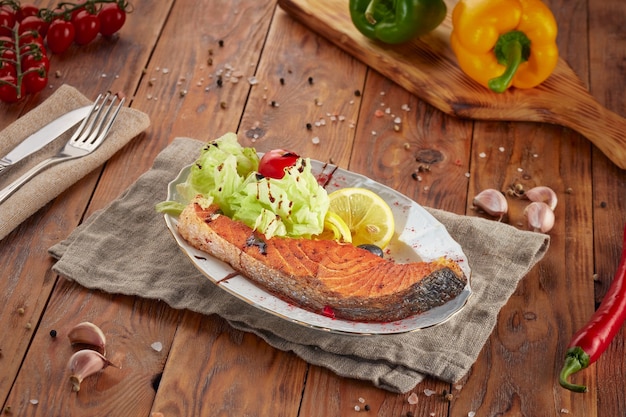 Gegrilde zalm steak met groenten, houten achtergrond