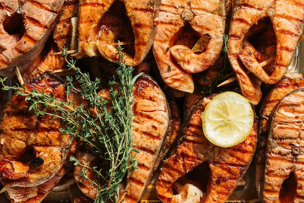 Gegrilde zalm steak op de vlammende Close up