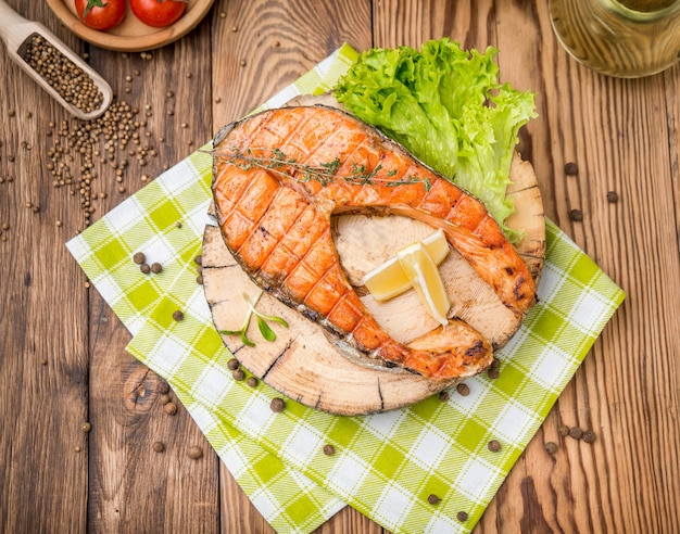 Gegrilde zalm steak op een bord gemaakt