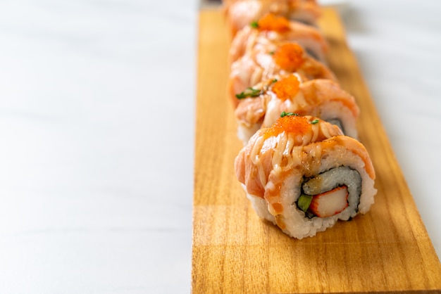 gegrilde zalm sushi roll met saus